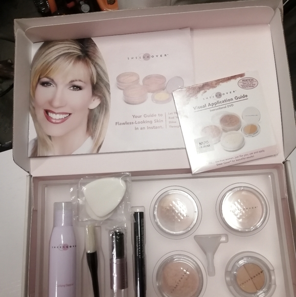 ** LAST ONE*** SHEER COVER MINERAL MAKEUP KIT Medium - Picture 13 of 14